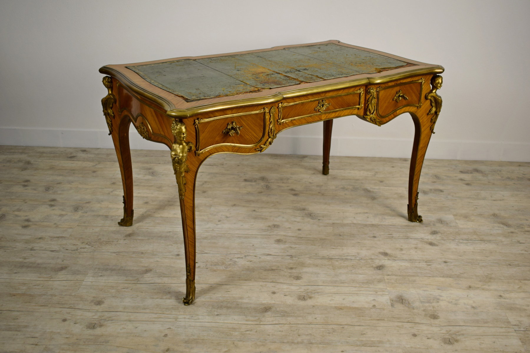 Scrivania da centro in legno con applicazioni in bronzo dorato, Francia, stile Luigi XV, XIX secolo